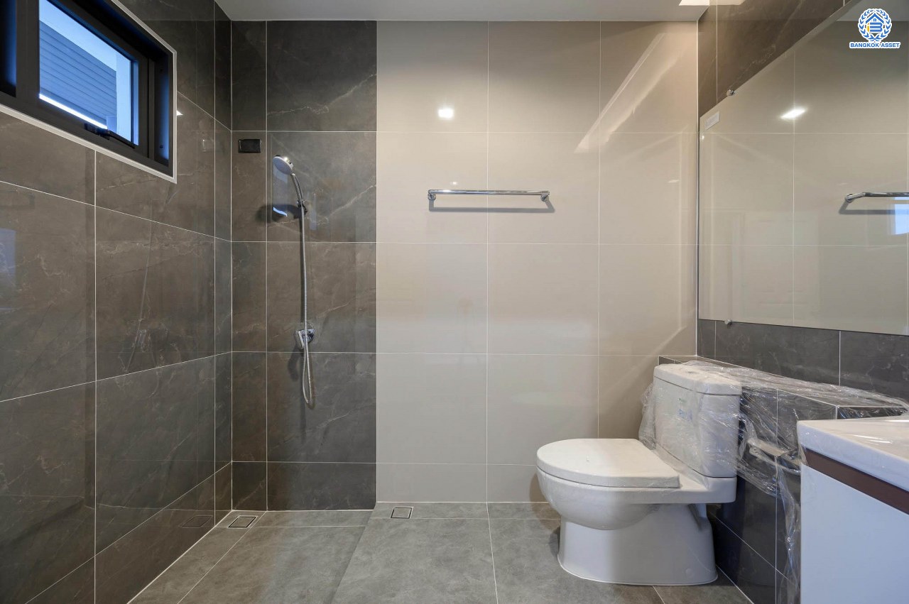 บ้านเดี่ยวฟิลคฤหาสน์มือสองตกแต่งใหม่ แบรนด์ LH ดีไซน์สุดหรูหรา โครงการ ลดาวัลย์ ปิ่นเกล้า เนื้อที่ 214 ตร.ว. บนพื้นที่ใช้สอยถึง 553.48 ตร.ม. ฟังก์ชันจัดเต็ม 4 ห้องนอน 5 ห้องน้ำ 1 ห้องอเนกประสงค์ 1 ห้องแม่บ้าน จอดรถได้ถึง 2 คัน ทำเลติดถนนบรมราชชนนี เชื่อมต่อหลายเส้นทาง ใกล้มหาวิทยาลัยมหิดล และเซ็นทรัลศาลายา